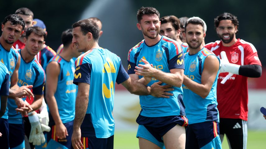 Aymeric Laporte, Mikel Oyarzabal e Eric Garcia, da Espanha, durante treinamento
