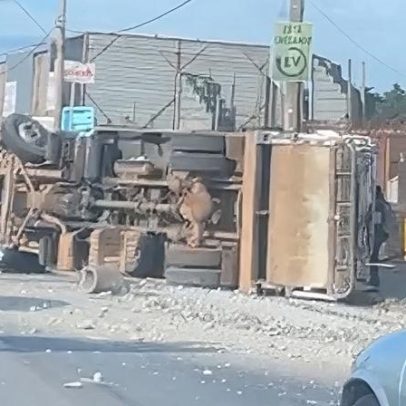 Caminhão tomba em Contagem após atingir poste e carga fica espalhada