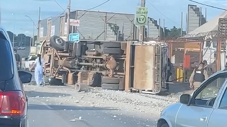 Caminhão tomba em Contagem após atingir poste e carga fica espalhada