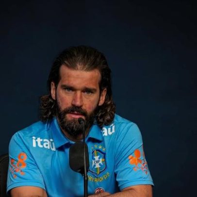 Alisson afirma que críticas não o abalam na seleção brasileira