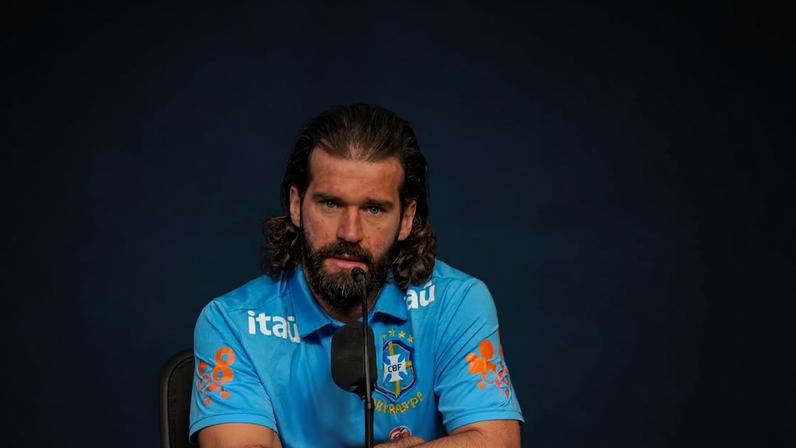 Alisson Becker em coletiva da seleção brasileira