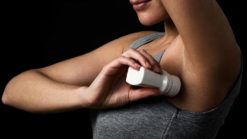 Alumínio atua na pele sem entrar de forma relevante no corpo. (Foto: Photo Images via Canva)
