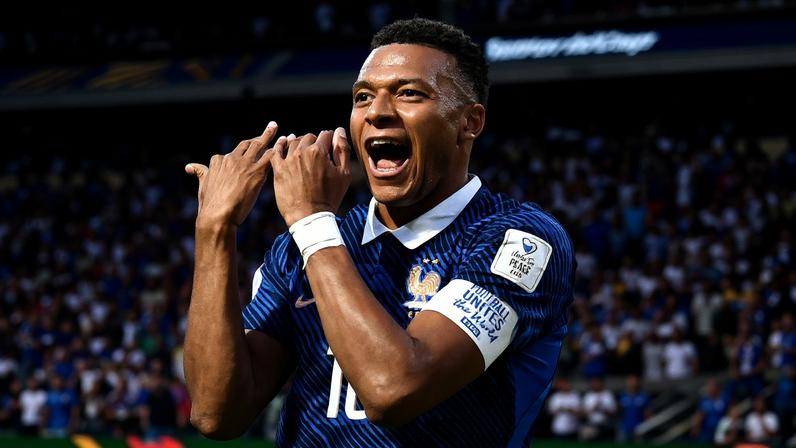 Kylian Mbappe simulou tocar uma flauta após marcar seu gol em Senegal