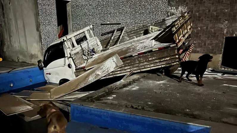 Caminhão só parou ao cair de piscina