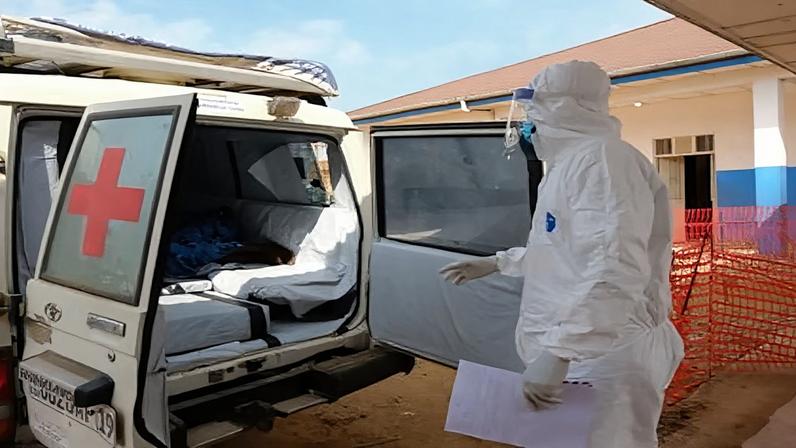 Ambulância transporta paciente acompanhado por um médico que usa equipamento de proteção individual para o Centro de Tratamento da Doença pelo Vírus Ebola em Bunia, no leste da República Democrática do Congo 15 de junho de 2026. REUTERS/Gradel Muyisa Mumbere