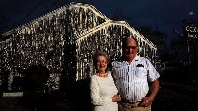 John Milkovisch decidiu cobrir sua casa com latas de cerveja em 1968 e acabou criando uma obra de arte