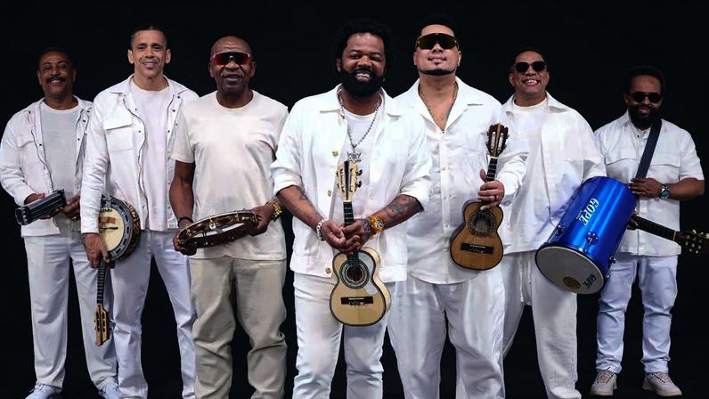Xande de Pilares volta a se apresentar com o Grupo Revelação