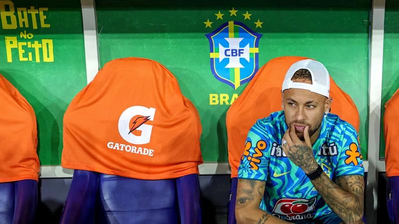 Neymar, lesionado, no Maracanã durante o amistoso da seleção contra o Panamá, o último no Brasil antes do embarque para a Copa do Mundo.