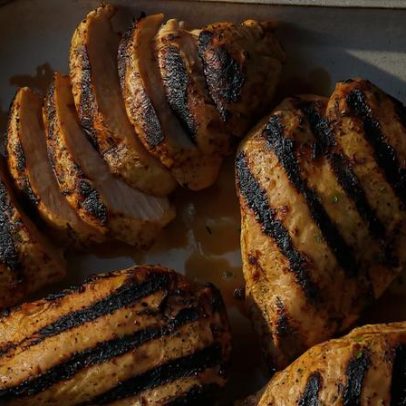 Frango marinado ao balsâmico será destaque nos grelhados de verão