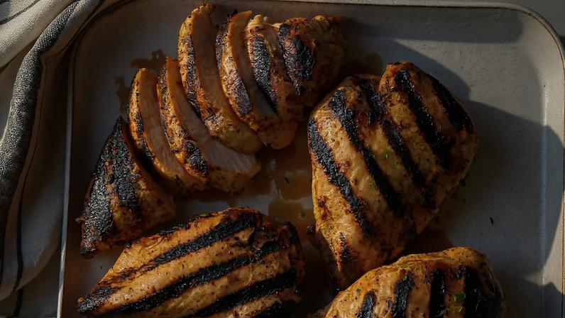 Frango marinado ao balsâmico será destaque nos grelhados de verão