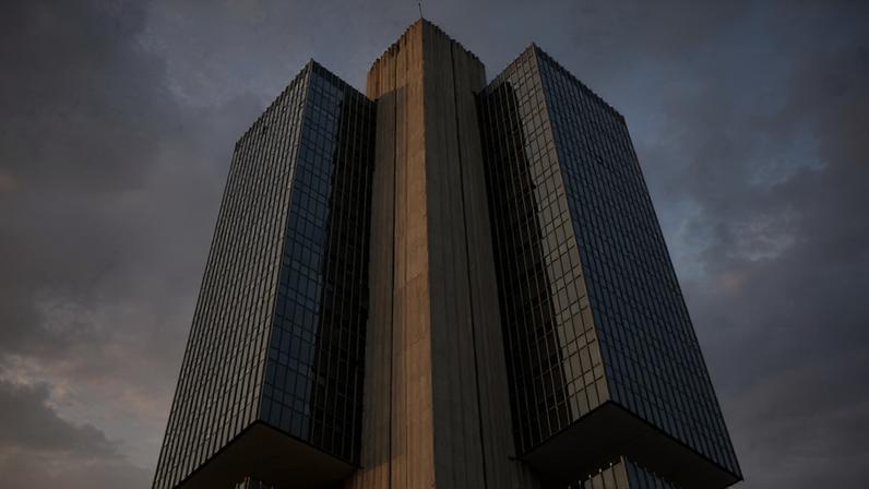 Não há como driblar dúvidas em relação ao suposto avanço institucional trazido pela PEC da autonomia financeira do BC, diz o articulista; na imagem, fachada do prédio do Banco Central