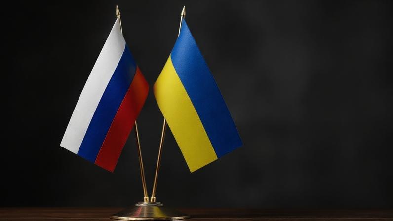 Os ataques da Rússia também deixaram 138 feridos; na imagem, bandeiras da Rússia (esquerda) e Ucrânia (direita)