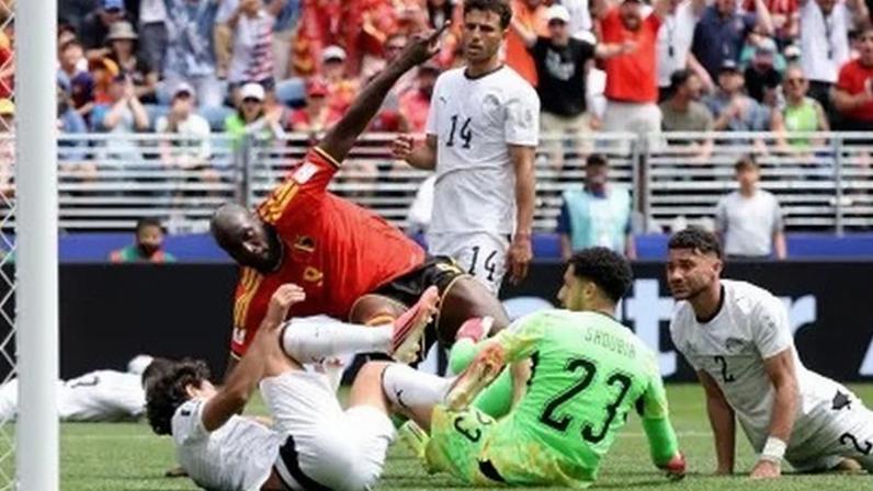 Romelu Lukaku durante disputa de bola em Bélgica x Egito pela Copa do Mundo