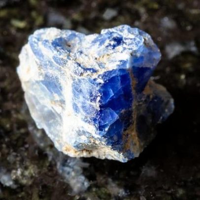 Gema de bário e titânio descoberta em 1907 brilha sob luz UV azul