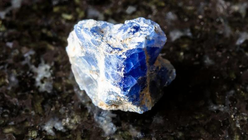 Mineral azul brilhante da Califórnia com dispersão de luz superior à do diamante tradicional