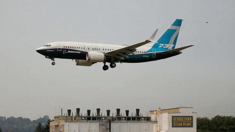 Uma aeronave Boeing 737 MAX 7 pousa durante um voo de avaliação no Boeing Field, em Seattle, Washington 30/09/2020 (Foto: REUTERS/Lindsey Wasson)