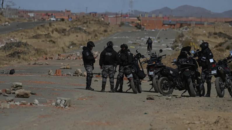Polícia da Bolívia liberou rodovia neste sábado - Foto REUTERS/Claudia Morales