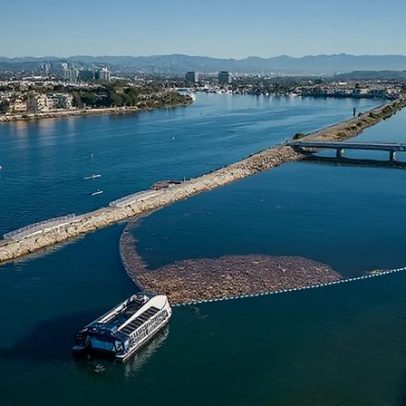 Navio movido a energia solar remove lixo antes de chegar ao oceano