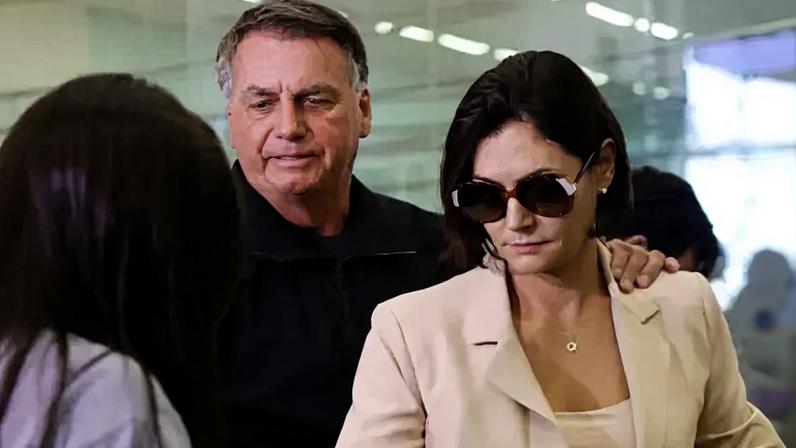 Bolsonaro acompanha Michelle até aeroporto para viagem à posse de Trump. Foto: REUTERS/ Ueslei Marcelino