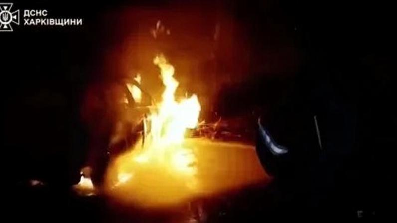 Bombeiros tentam apagar as chamas e trabalham em meio aos escombros na Ucrânia após um ataque com míssil da Rússia