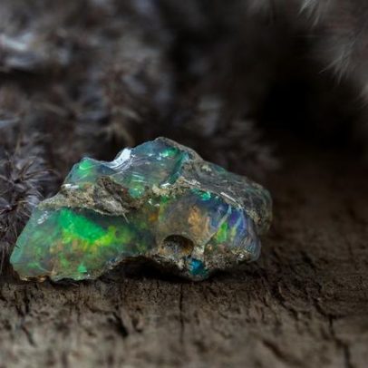 Cristal incrustado em rochas de ferro de Queensland exibe cores tridimensionais