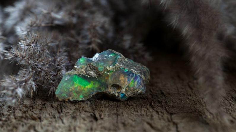 Opala preciosa que ocorre naturalmente em veios de rochas ricas em ferro na Austrália – Créditos: depositphotos.com / ribeiroantonio