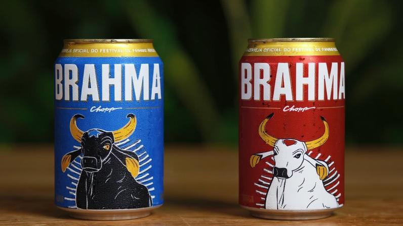 Fotografia colorida mostrando duas latas de cerveja-Metrópoles