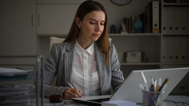Cursos executivos de IA atraem líderes interessados em aplicar a tecnologia à estratégia e à gestão (BearPhotos/Shutterstock)