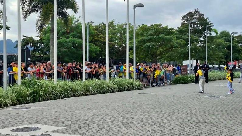 Seleção brasileira parte para a Copa do Mundo; acompanhe o embarque ao vivo