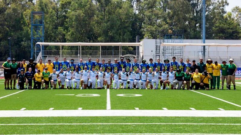 Seleções brasileiras feminina e masculina de flag football durante treinamentos no México
