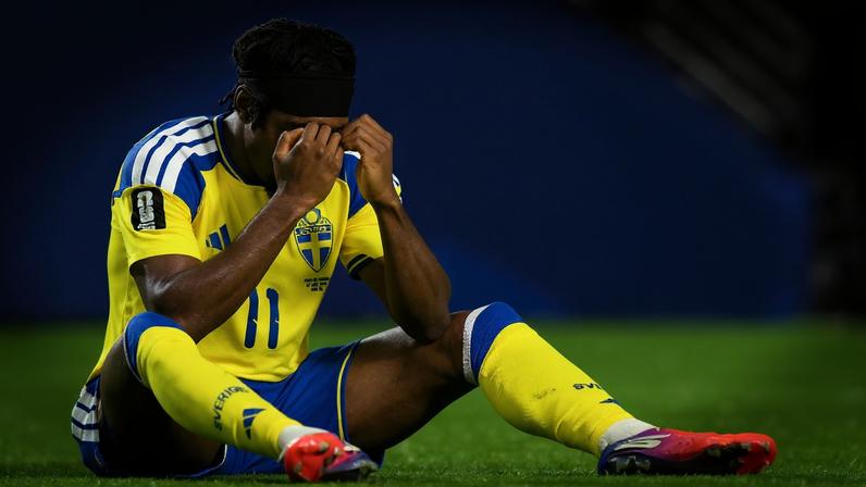 Após o apito final, o jogador desabou em campo ao acreditar na eliminação da Suécia