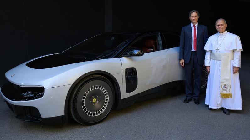 Papa Leão XIV conhecendo a Ferrari Luce