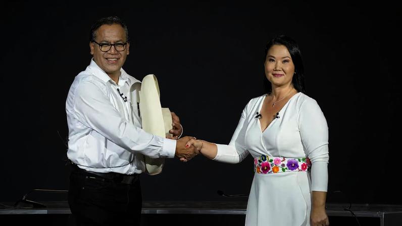 Keiko Fujimori, do partido Força Popular (à direita), e Roberto Sánchez, do partido Juntos pelo Peru, antes de um debate presidencial em Lima, Peru, domingo, 31 de maio de 2026