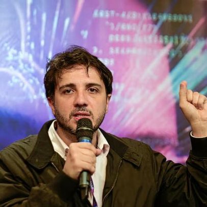 Renan Santos apoia Caiado, mira e chama apoio a Flávio de voto em bandido