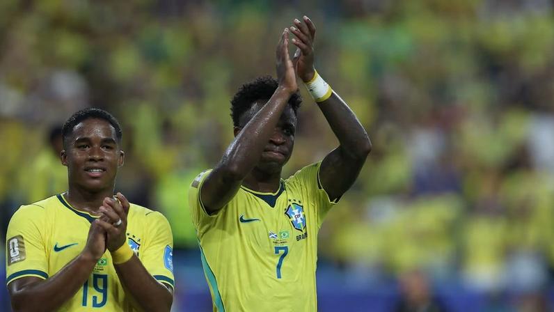 Vini Jr. agradece apoio da torcida brasileira ao lado de Endrick. Foto: Werther Santana/Estadão
