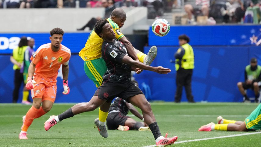 Jonathan David, da seleção do Canadá, em ação contra Mbekezeli Mbokazi, da África do Sul