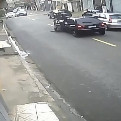 Vídeo mostra policial atingindo carro e motociclista em perseguição em SP