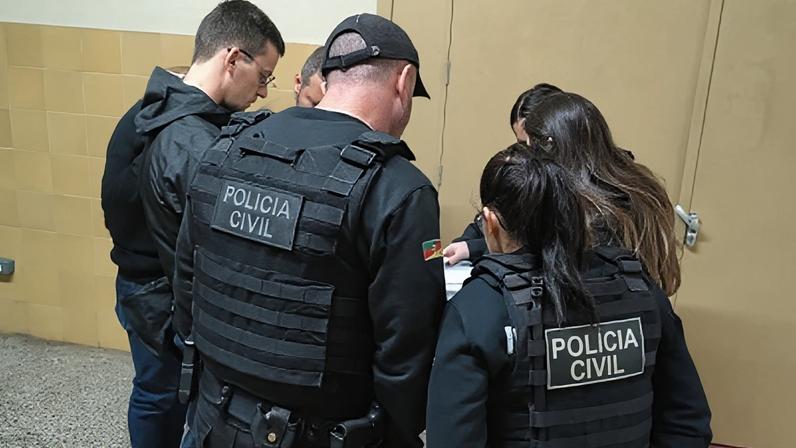 Polícia também cumpre mandados de busca e apreensão em presídios do Rio Grande do Sul e em uma penitenciária do Paraná