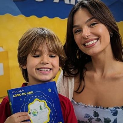 Isis Valverde acompanha formatura do filho em escola americana