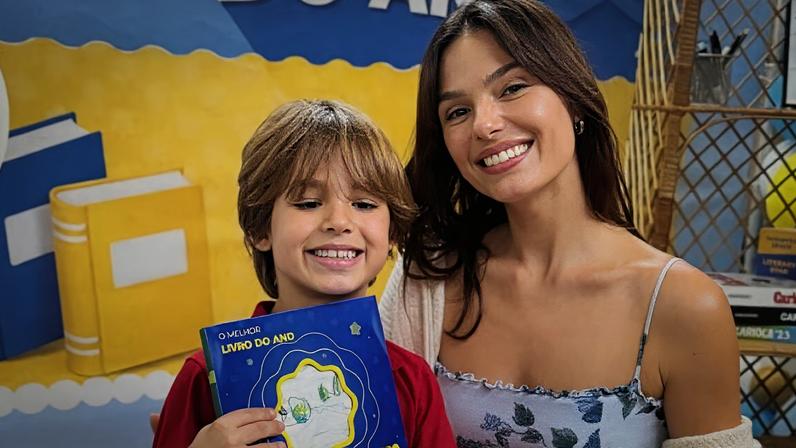 Isis Valverde acompanha formatura do filho em escola americana