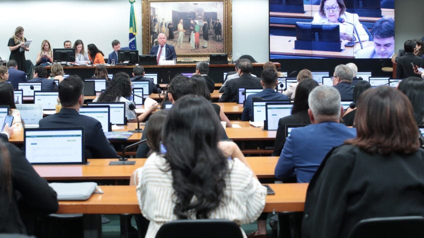 CCJ mantém pauta de redução da maioridade penal
