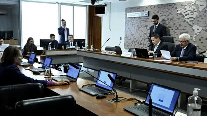 Senadores durante reunião da Comissão de Ciência, Tecnologia, Inovação, Comunicação e Informática do Senado nesta quarta-feira (24)