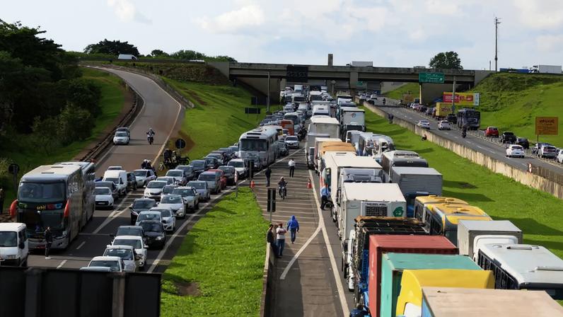 Caminhoneiros fecham a rodovia Anhanguera, próximo ao quilômetro 98, em Campinas, interior de São Paulo. (LUCIANO CLAUDINO/CÓDIGO19/ESTADÃO CONTEÚDO)
