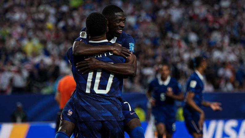 França venceu o Iraque por 3 a 0 nesta segunda-feira, em jogo no qual Kyllian Mbappé ultrapassou Ronaldo na artilharia de todas as Copas, ao anotar dois gols e chegar a 16, um à frente do Fenômeno.