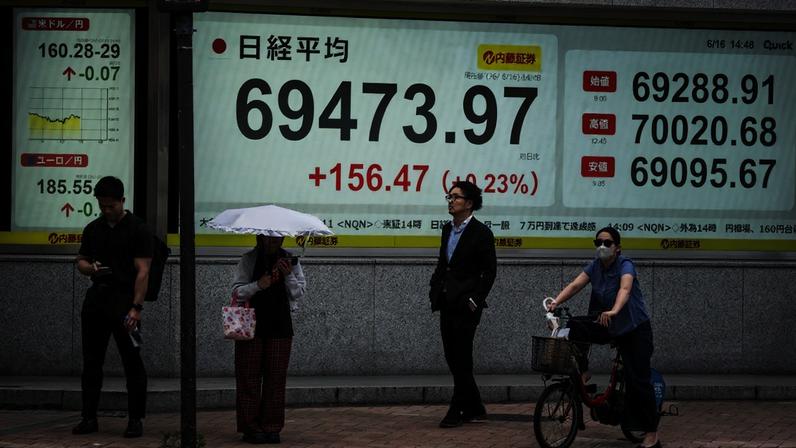 Após decisão do Banco do Japão, índice de referência Nikkei 225 ultrapassou 70 mil pontos pela primeira vez, antes de recuar e fechar em leve alta
