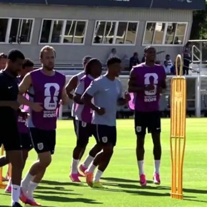 Inglaterra recebe torcedores no primeiro treino em Kansas