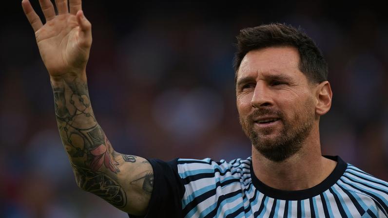 Messi superou seus 'rivais' Cristiano Ronaldo e Ochoa pela marca de primeiro jogador a atuar em seis Copas do Mundo.
