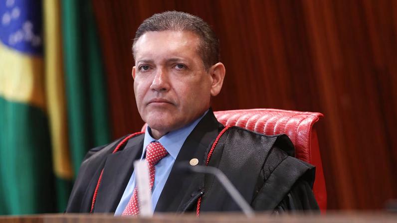 Mais cedo, o presidente do TSE, ministro Nunes Marques, suspendeu pesquisa que apontou uma queda de Flávio Bolsonaro