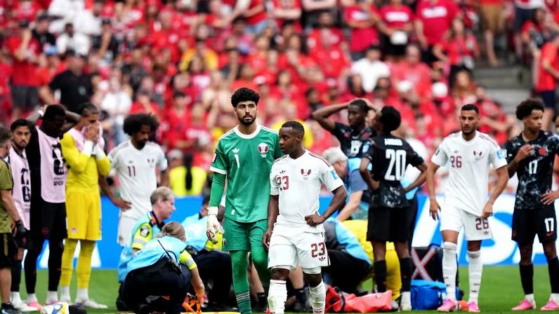Assim Madibo foi expulso após lance que causou fratura em Koné. Foto: Ethan Cairns/AP