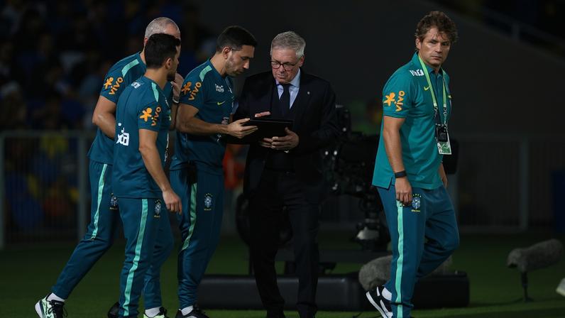 Carlo Ancelotti conversando com sua comissão técnica durante partida do Brasil (Foto: Wagner Meier/Getty Images)
